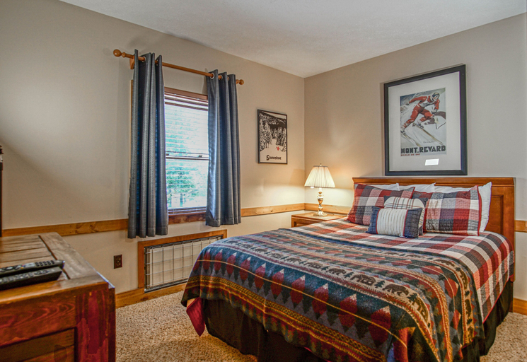 Room 5, Fall Retreat Whistlepunk 1 Slope Side 3BR, Pocahontas