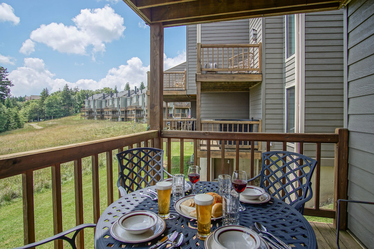 Outdoor dining 2, Powderidge 44: 1br: 1 Bath Flat, Pocahontas