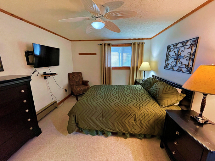 Room 2, Lands End 4 BR Condo: 5 Mins Walk to the Village, Pocahontas