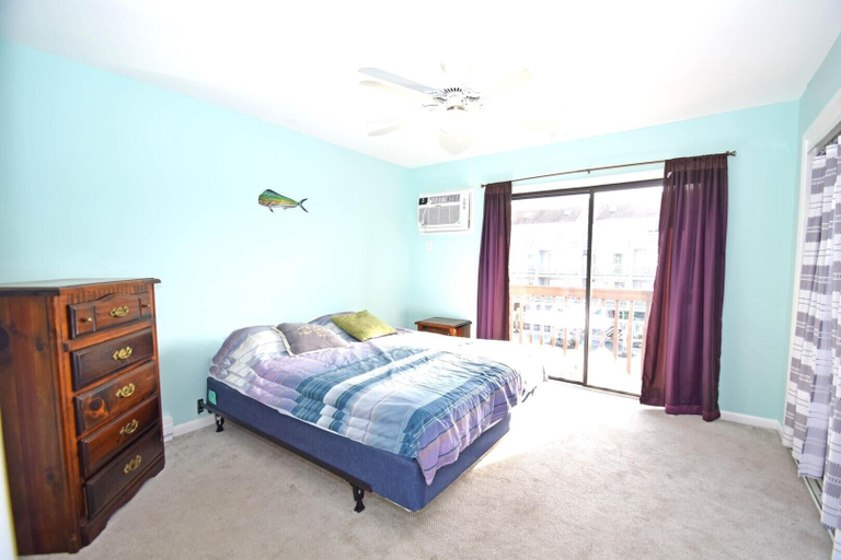Room 5, Crab Harbour 4 3 Bedroom Townhouse by RedAwning, Worcester