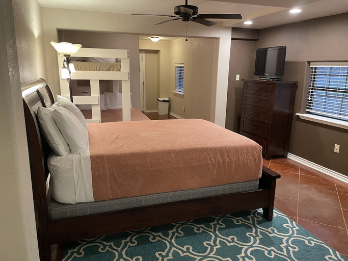 Bedroom 2, All Decked Out Cl 2232 3 Bedroom Home by RedAwning, Comal