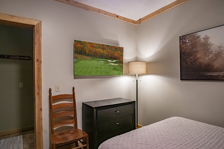 Room 4, Loggers Run #7: 5 Bedrooms, 3.5 Bath: Slope Side. Overlooks The Ski Trail !, Pocahontas