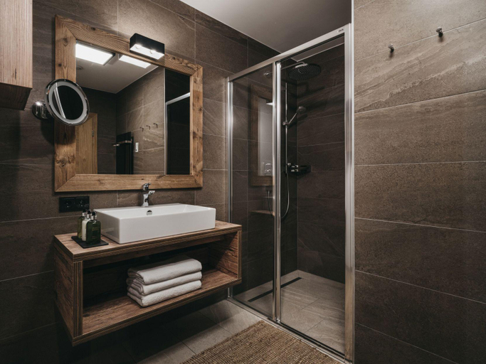 Bathroom 5, VAYA St Anton inklusive St Anton Mobilitatskarte, Landeck
