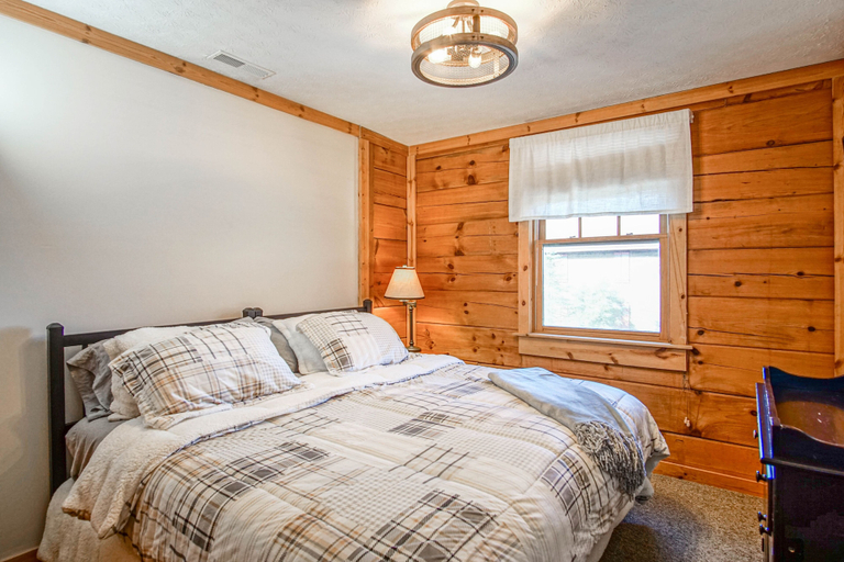 Room 4, Loggers Run 6, Five Bedrooms, Pocahontas