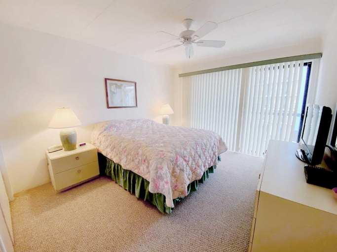 Room 3, Ocean Princess 207 1 Br condo by RedAwning, Worcester