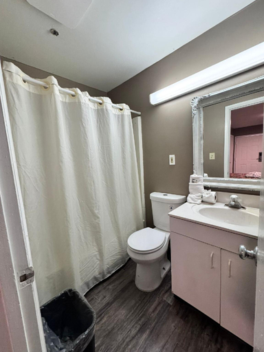 Bathroom 3, Live In Lodge, Cobb