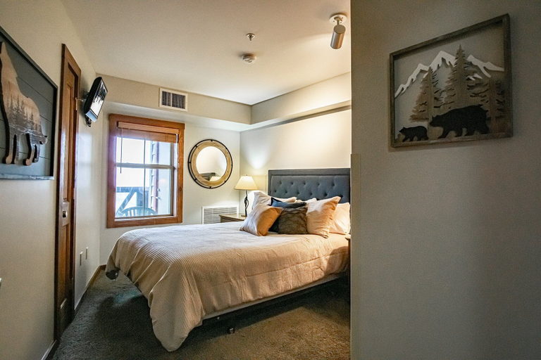 Room 4, Rimfire 322-323: Combined 2 one Bedroom Units, Slopeside, Pocahontas