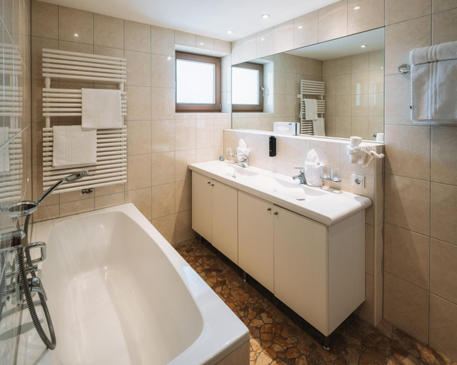 Bathroom 4, Hotel Garni Alpenjuwel, Landeck