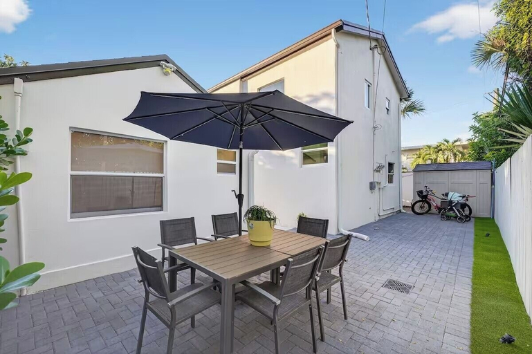 Outdoor dining 4, Paradise by the Sea - Cottage, Broward