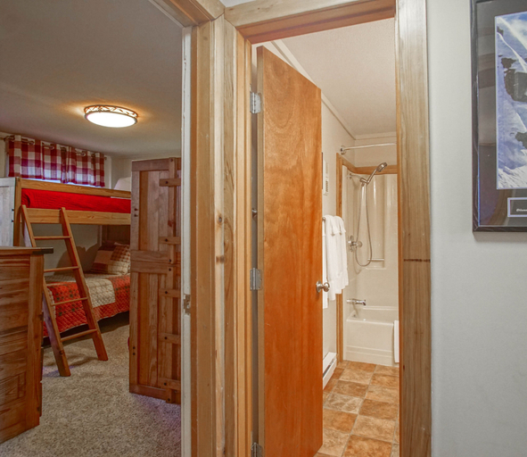 Room 3, Powderidge #31: 2 Bedrooms, 2 Full Baths: Slope Side, Wood Fireplace, Pocahontas