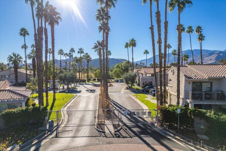 Parking, Sunny Desert Escape, Riverside