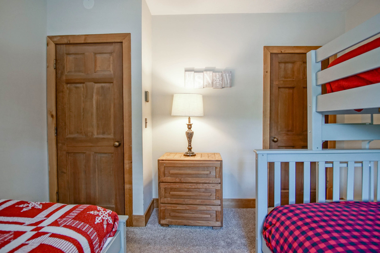 Room 5, Whistlepunk #12: 4 Bedroom, 3 Bath: Slope Side, Wood Fireplace, Pocahontas