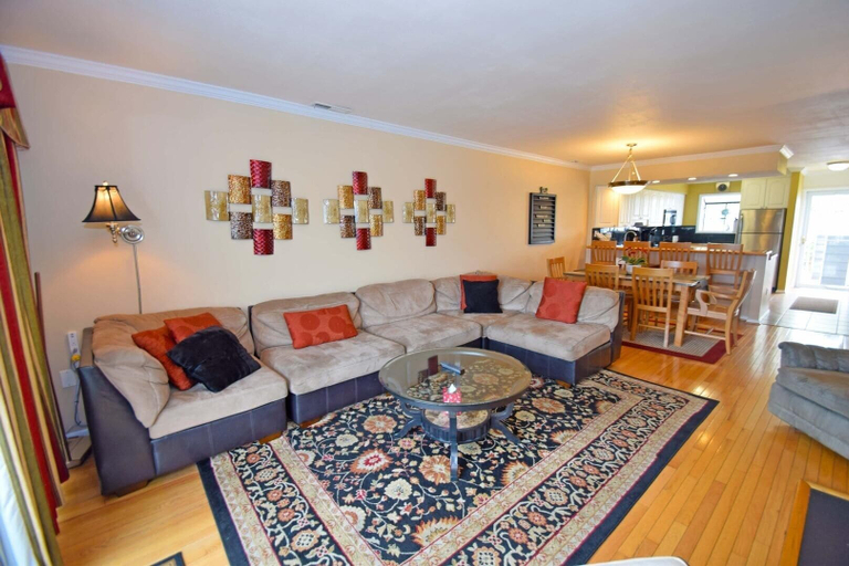 Living area 2, Harbour Island 46G 2 Br townhouse by RedAwning, Worcester