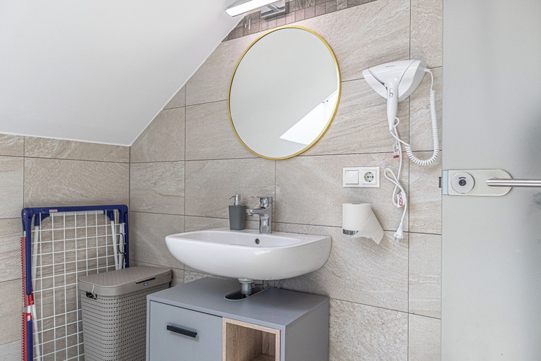 Bathroom 4, Elegant 2BR 1LR Modern Apt Donaustadt, Wien