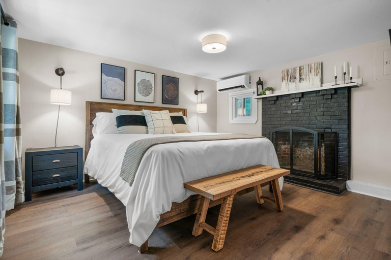Bedroom 2, The Aurora Inn & Cottages, Carroll