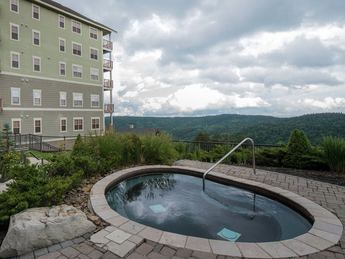 Pool 3, Soaring Eagle #405: 3 Br Location! Slope Side, Hot Tub, Pocahontas
