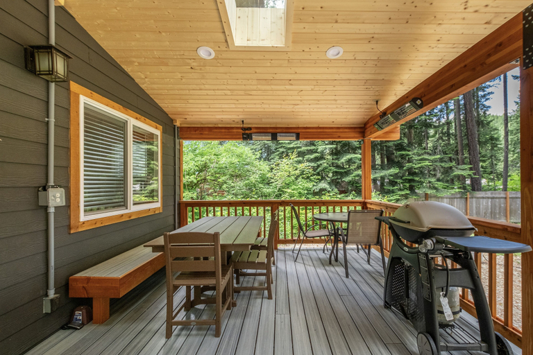Outdoor dining 3, Compass Cabin 2 Bedroom Homeby NW Comfy Cabins by RedAwning, Chelan