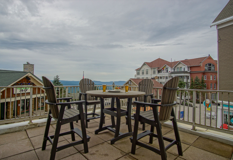 Outdoor dining 5, Highland House #102-104: 2br: 2 Bath, Pocahontas