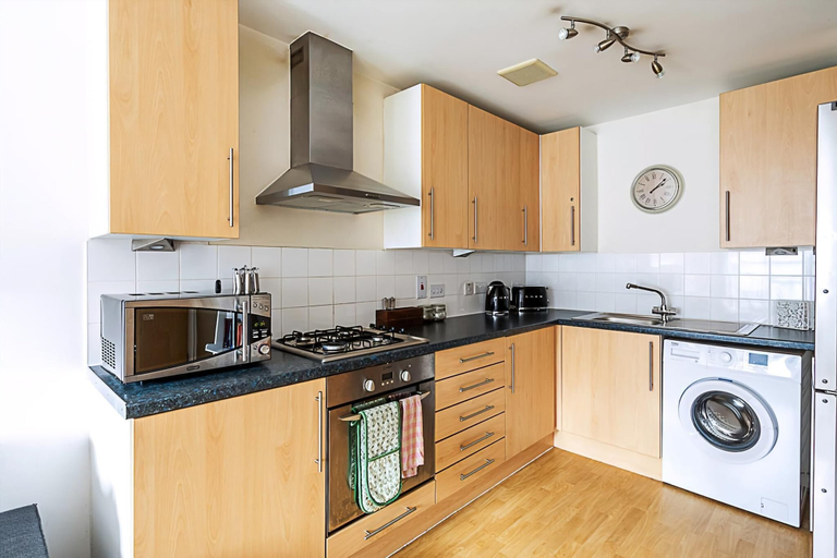 Others 5, Bright Flat in Historic Whitechapel, London
