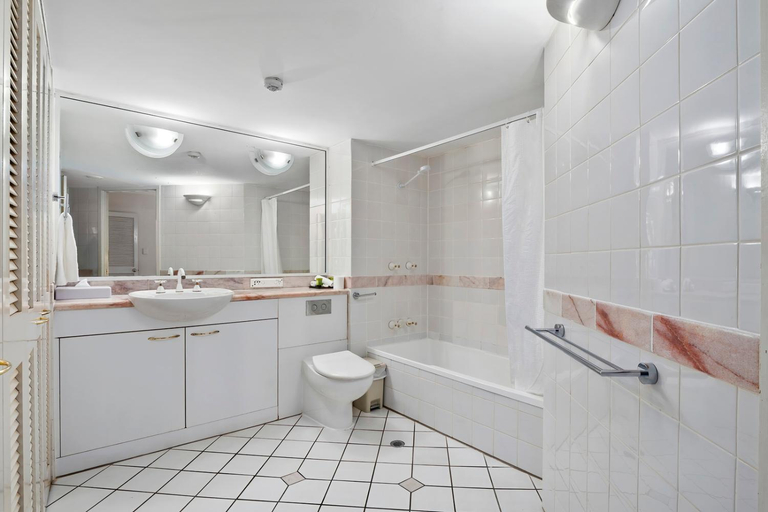 Bathroom 3, Il Centro Apartment Hotel, Cairns