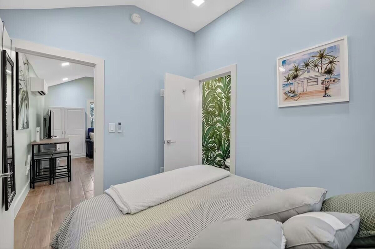 Room 3, Paradise by the Sea - Cottage, Broward