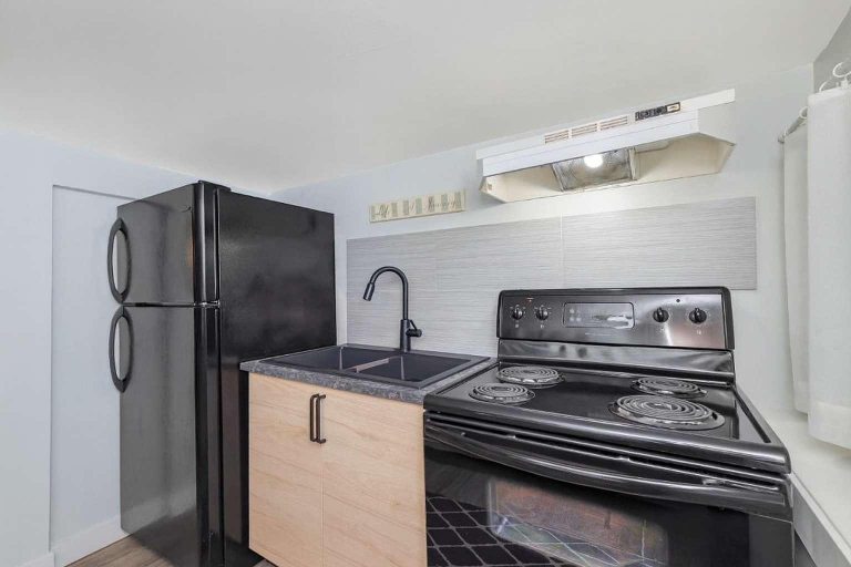 Others 3, Quaint 1 Bedroom Suite, Victoria, BC, Capital
