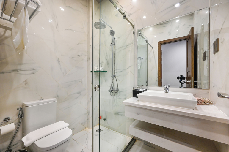 Bathroom 3, HANZ The Moon Hotel 1, Binh Tan