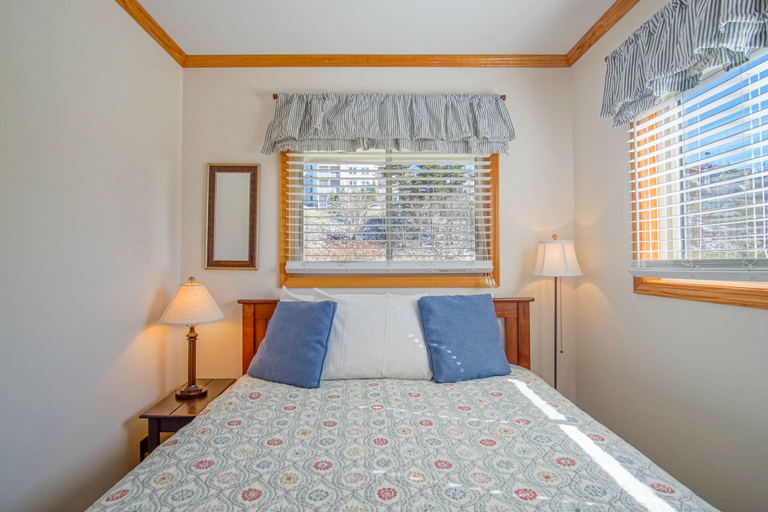 Room 5, Summit 301a Three Bedroom, 2 Bath, Western Views, Large Deck, Pocahontas