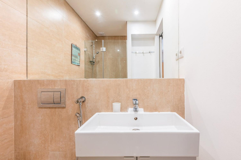 Bathroom 3, GuestReady - Alfama Terrace apartments, Lisbon