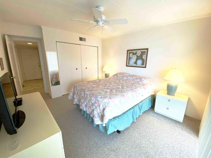 Room 4, Ocean Princess 207 1 Br condo by RedAwning, Worcester