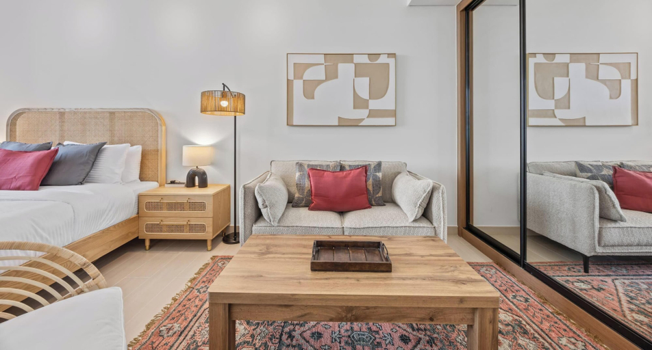 Room 2, Timeless & Textured Studio w/ Jacuzzi Trillionaire, Dubai
