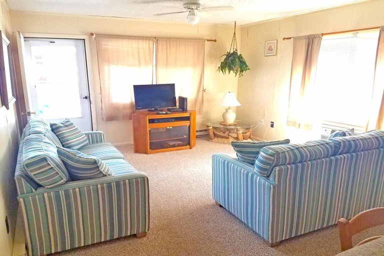 Living room 4, Severn I 208 3 Br condo by RedAwning, Worcester
