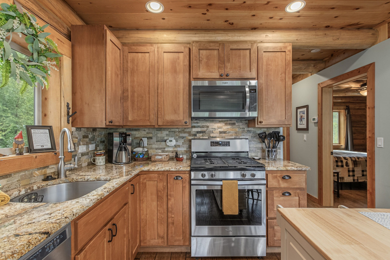 Private kitchen 2, Bearfoot Chalet 3 Bedroom Home by NW Comfy Cabins, Chelan