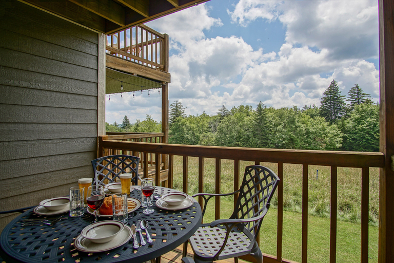 Outdoor dining 3, Powderidge 44: 1br: 1 Bath Flat, Pocahontas