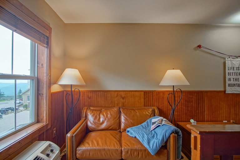Living area 4, Highland House #102-104: 2br: 2 Bath, Pocahontas