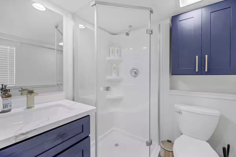 Bathroom 2, Rucker Avenue Cozy Bungalow, Snohomish