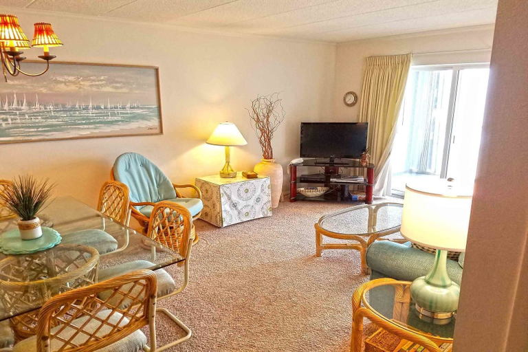 Room 4, Sungate 402 2 Br condo by RedAwning, Worcester