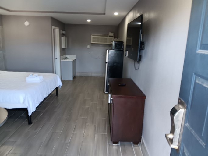 Living area 5, Budget Inn East, Osceola