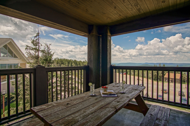 Outdoor dining 2, Ski in/ Ski Out! Rimfire 351/352 Spacious and Cozy 2, Pocahontas