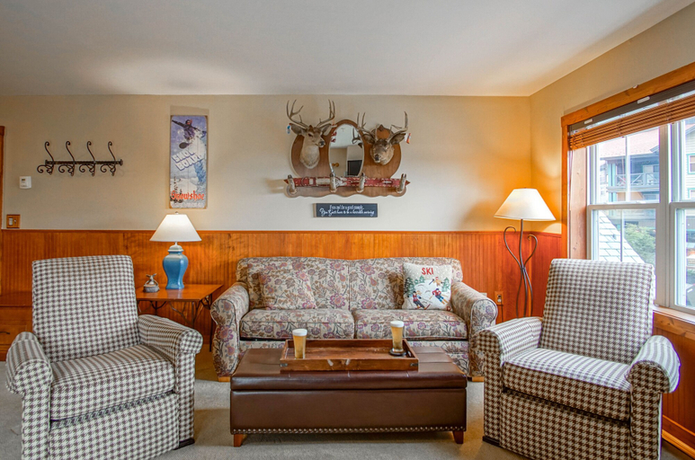 Living area 3, Highland House #102-104: 2br: 2 Bath, Pocahontas