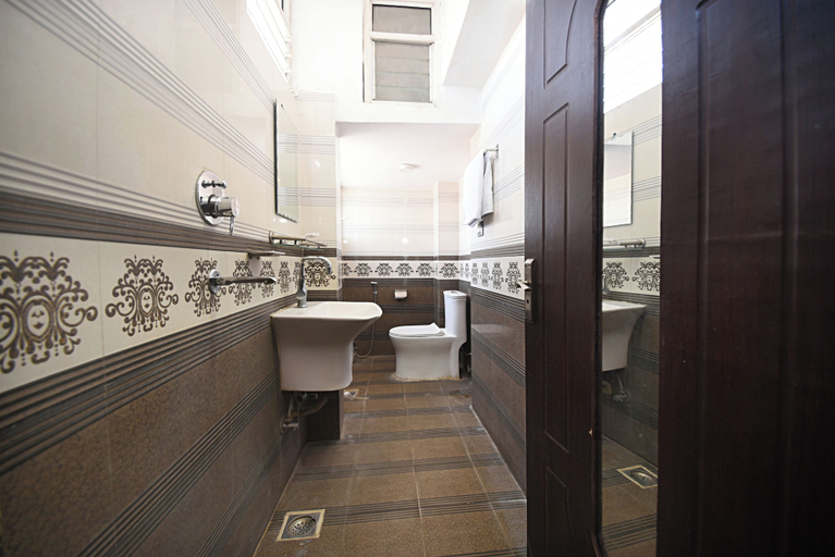 Bathroom 5, Hotel de Universal, Bagmati