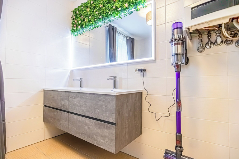 Bathroom 5, Amazing 2BR 1LR Apt Near Donaustadt, Wien