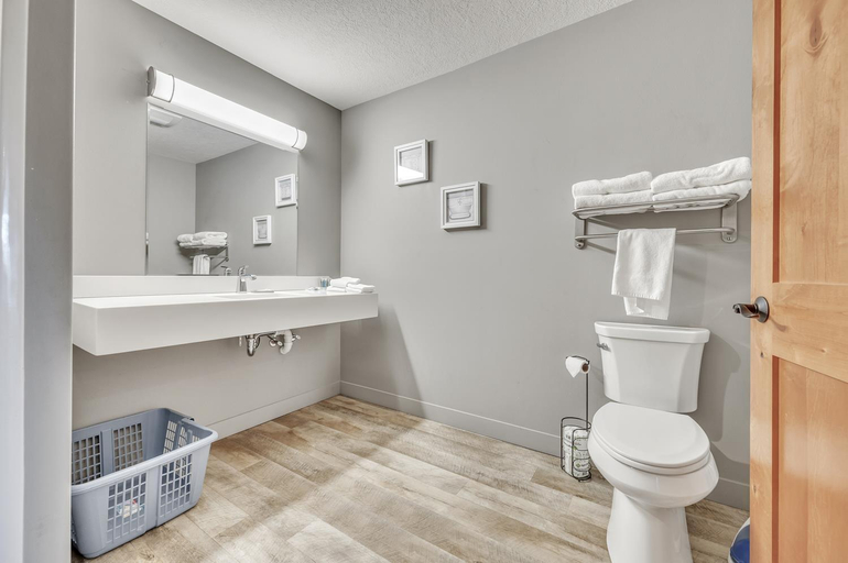 Bathroom 3, Big Spirit Resort, Dickinson