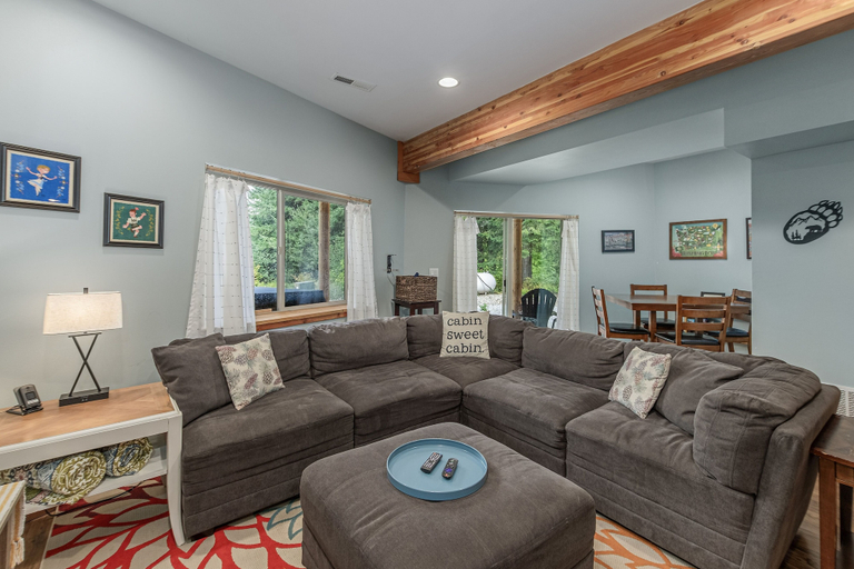 Living area 5, Bearfoot Chalet 3 Bedroom Home by NW Comfy Cabins, Chelan