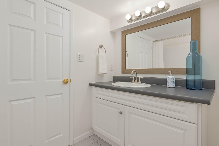 Bathroom 2, Quaint 1 Bedroom Suite, Victoria, BC, Capital