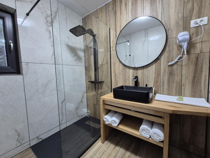 Bathroom 5, Gray River Resort, Voineasa
