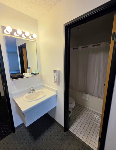 Bathroom, Piper's Inn, Clearwater