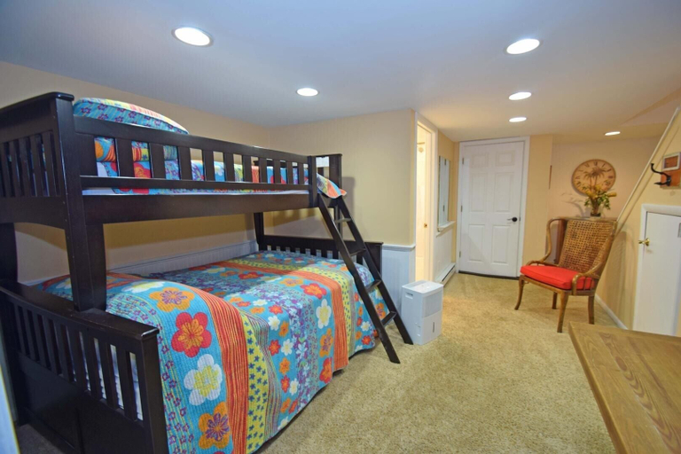Room 5, Harbour Island 46G 2 Br townhouse by RedAwning, Worcester