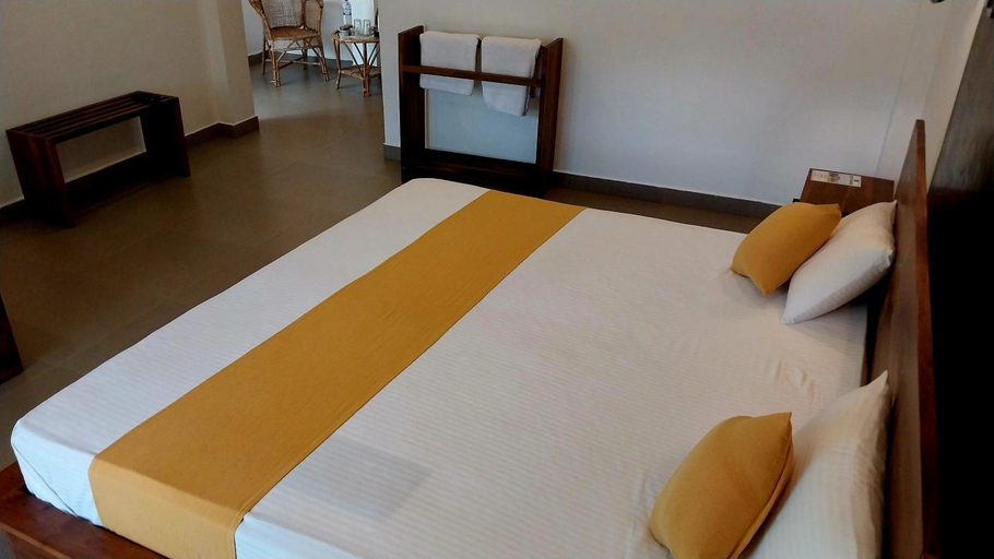 Others 2, Lina Hotel, Hingurakgoda
