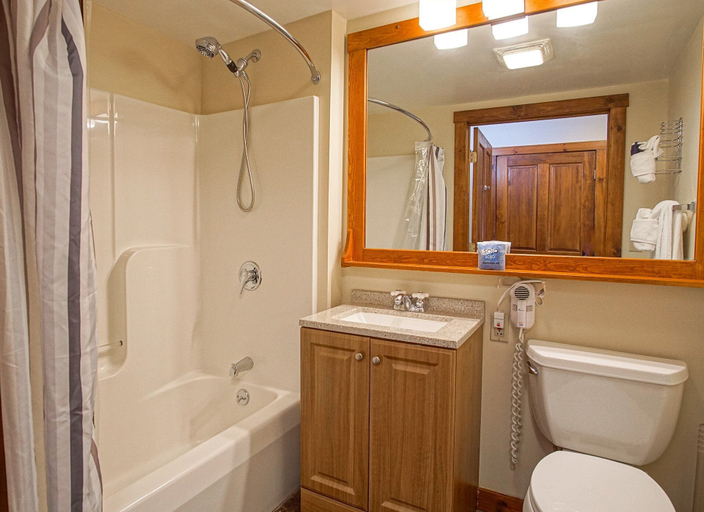 Bathroom 3, 2 Br: Rimfire 214 - Great Western Views on Large Deck Corner Unit, Pocahontas
